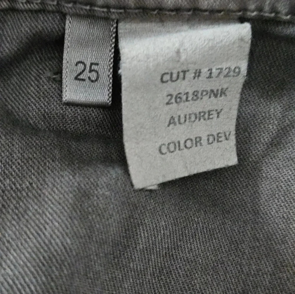L'Agence Audrey‎ Mid-Rise Denim Cut-Off Jean Shorts NWT Size 25 grey - Picture 3 of 5
